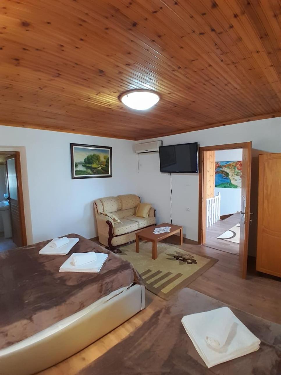 Guest House Ejona Gjirokastër Екстериор снимка