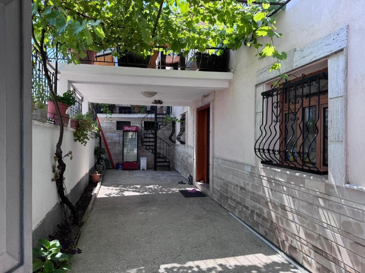 Guest House Ejona Gjirokastër Екстериор снимка